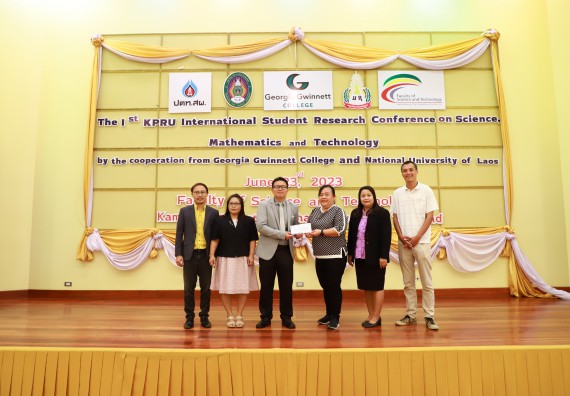 ภาพกิจกรรม   บริษัท ปตท.สำรวจและผลิตปิโตรเลียม จำกัด (มหาชน) มอบทุนสนับสนุนการศึกษา ปตท.สผ. โครงการเอส 1 ปี 2566 ให้กับคณะวิทยาศาสตร์และเทคโนโลยี มหาวิทยาลัยราชภัฏกำแพงเพชร