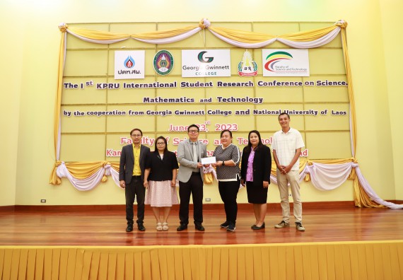 ภาพกิจกรรม   บริษัท ปตท.สำรวจและผลิตปิโตรเลียม จำกัด (มหาชน) มอบทุนสนับสนุนการศึกษา ปตท.สผ. โครงการเอส 1 ปี 2566 ให้กับคณะวิทยาศาสตร์และเทคโนโลยี มหาวิทยาลัยราชภัฏกำแพงเพชร