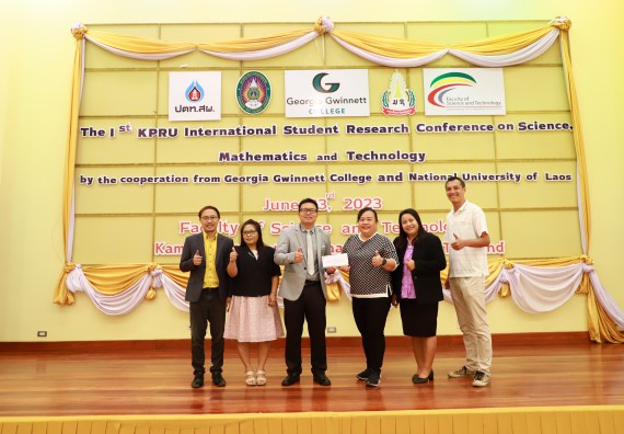 ภาพกิจกรรม   บริษัท ปตท.สำรวจและผลิตปิโตรเลียม จำกัด (มหาชน) มอบทุนสนับสนุนการศึกษา ปตท.สผ. โครงการเอส 1 ปี 2566 ให้กับคณะวิทยาศาสตร์และเทคโนโลยี มหาวิทยาลัยราชภัฏกำแพงเพชร