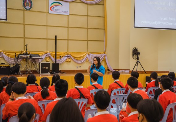 ภาพกิจกรรม   คณะวิทยาศาสตร์และเทคโนโลยี มหาวิทยาลัยราชภัฏกำแพงเพชร ร่วมกับโรงเรียนกำแพงเพชรพิทยาคม จัดโครงการค่ายวิทยาศาสตร์นักเรียนห้องเรียนพิเศษ