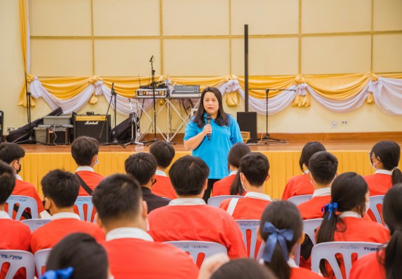 ภาพกิจกรรม   คณะวิทยาศาสตร์และเทคโนโลยี มหาวิทยาลัยราชภัฏกำแพงเพชร ร่วมกับโรงเรียนกำแพงเพชรพิทยาคม จัดโครงการค่ายวิทยาศาสตร์นักเรียนห้องเรียนพิเศษ