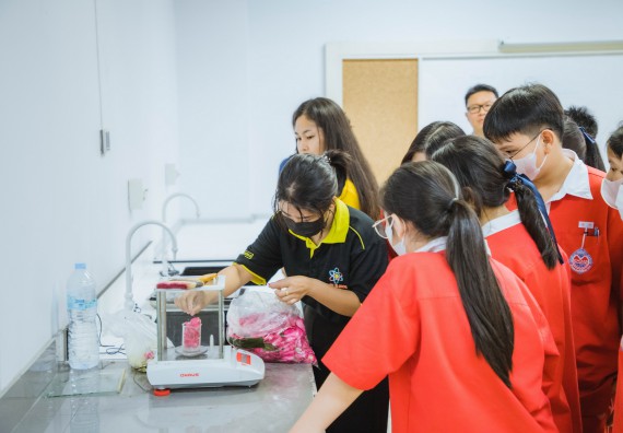 ภาพกิจกรรม   คณะวิทยาศาสตร์และเทคโนโลยี มหาวิทยาลัยราชภัฏกำแพงเพชร ร่วมกับโรงเรียนกำแพงเพชรพิทยาคม จัดโครงการค่ายวิทยาศาสตร์นักเรียนห้องเรียนพิเศษ