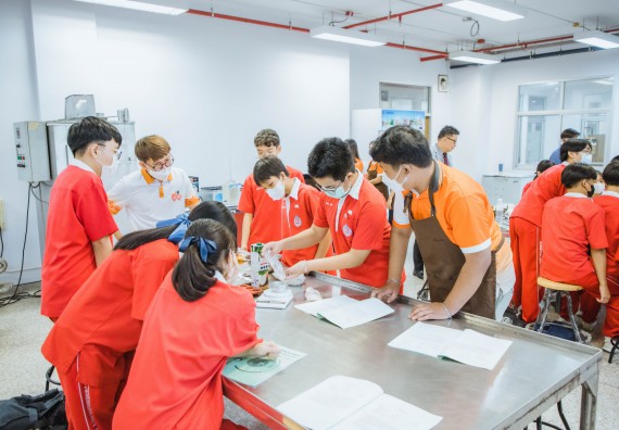 ภาพกิจกรรม   คณะวิทยาศาสตร์และเทคโนโลยี มหาวิทยาลัยราชภัฏกำแพงเพชร ร่วมกับโรงเรียนกำแพงเพชรพิทยาคม จัดโครงการค่ายวิทยาศาสตร์นักเรียนห้องเรียนพิเศษ