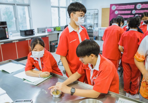 ภาพกิจกรรม   คณะวิทยาศาสตร์และเทคโนโลยี มหาวิทยาลัยราชภัฏกำแพงเพชร ร่วมกับโรงเรียนกำแพงเพชรพิทยาคม จัดโครงการค่ายวิทยาศาสตร์นักเรียนห้องเรียนพิเศษ