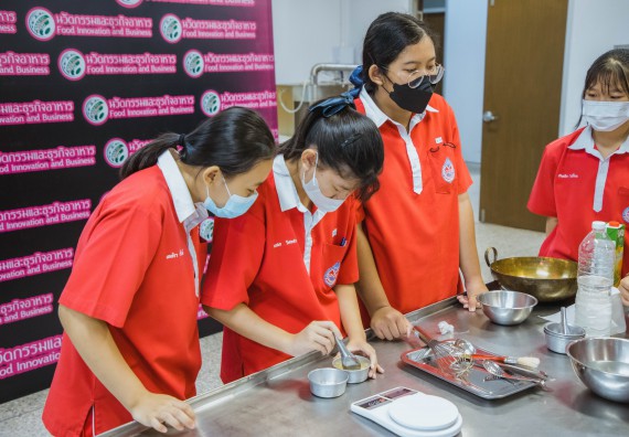 ภาพกิจกรรม   คณะวิทยาศาสตร์และเทคโนโลยี มหาวิทยาลัยราชภัฏกำแพงเพชร ร่วมกับโรงเรียนกำแพงเพชรพิทยาคม จัดโครงการค่ายวิทยาศาสตร์นักเรียนห้องเรียนพิเศษ