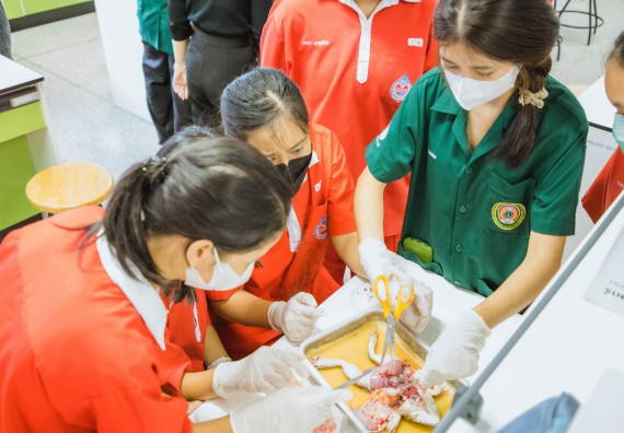 ภาพกิจกรรม   คณะวิทยาศาสตร์และเทคโนโลยี มหาวิทยาลัยราชภัฏกำแพงเพชร ร่วมกับโรงเรียนกำแพงเพชรพิทยาคม จัดโครงการค่ายวิทยาศาสตร์นักเรียนห้องเรียนพิเศษ