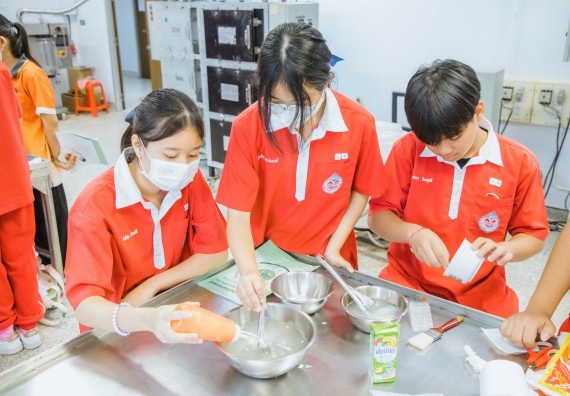 ภาพกิจกรรม   คณะวิทยาศาสตร์และเทคโนโลยี มหาวิทยาลัยราชภัฏกำแพงเพชร ร่วมกับโรงเรียนกำแพงเพชรพิทยาคม จัดโครงการค่ายวิทยาศาสตร์นักเรียนห้องเรียนพิเศษ