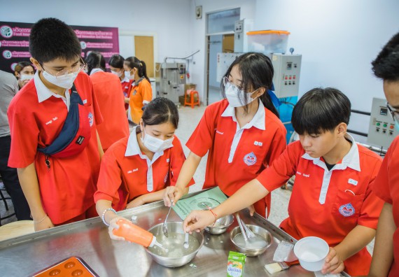 ภาพกิจกรรม   คณะวิทยาศาสตร์และเทคโนโลยี มหาวิทยาลัยราชภัฏกำแพงเพชร ร่วมกับโรงเรียนกำแพงเพชรพิทยาคม จัดโครงการค่ายวิทยาศาสตร์นักเรียนห้องเรียนพิเศษ