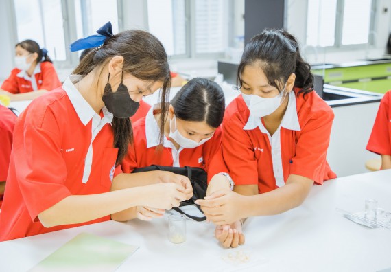 ภาพกิจกรรม   คณะวิทยาศาสตร์และเทคโนโลยี มหาวิทยาลัยราชภัฏกำแพงเพชร ร่วมกับโรงเรียนกำแพงเพชรพิทยาคม จัดโครงการค่ายวิทยาศาสตร์นักเรียนห้องเรียนพิเศษ