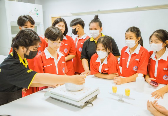 ภาพกิจกรรม   คณะวิทยาศาสตร์และเทคโนโลยี มหาวิทยาลัยราชภัฏกำแพงเพชร ร่วมกับโรงเรียนกำแพงเพชรพิทยาคม จัดโครงการค่ายวิทยาศาสตร์นักเรียนห้องเรียนพิเศษ