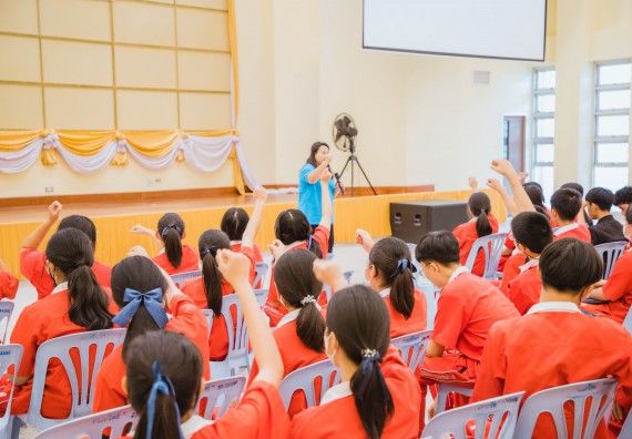 ภาพกิจกรรม   คณะวิทยาศาสตร์และเทคโนโลยี มหาวิทยาลัยราชภัฏกำแพงเพชร ร่วมกับโรงเรียนกำแพงเพชรพิทยาคม จัดโครงการค่ายวิทยาศาสตร์นักเรียนห้องเรียนพิเศษ