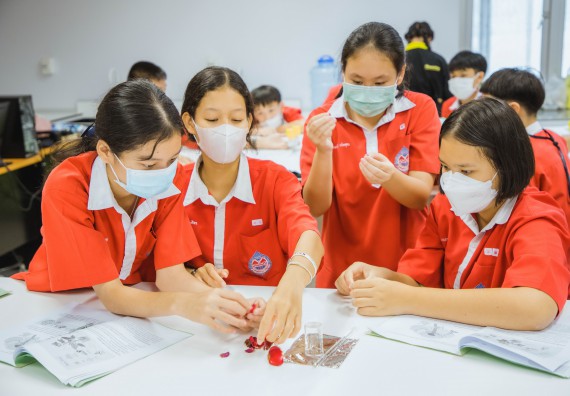 ภาพกิจกรรม   คณะวิทยาศาสตร์และเทคโนโลยี มหาวิทยาลัยราชภัฏกำแพงเพชร ร่วมกับโรงเรียนกำแพงเพชรพิทยาคม จัดโครงการค่ายวิทยาศาสตร์นักเรียนห้องเรียนพิเศษ