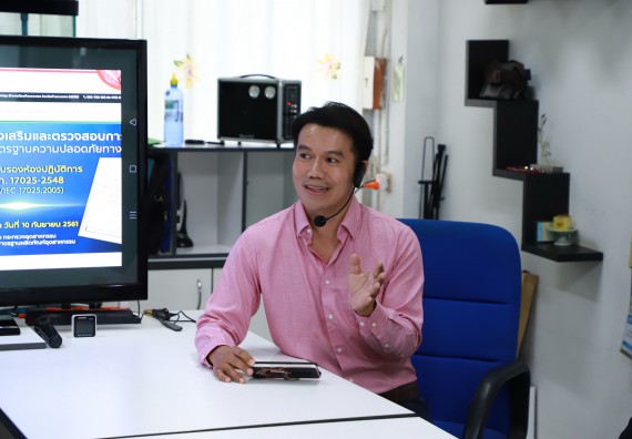 ภาพกิจกรรม  ศูนย์ส่งเสริมและตรวจสอบการผลิตตามมาตรฐานความปลอดภัยทางอาหาร คณะวิทยาศาสตร์และเทคโนโลยี  ต้อนรับการเข้าศึกษาดูงานจาก คณะทำงานของศูนย์วิทยาศาสตร์  มหาวิทยาลัยราชภัฏพิบูลสงคราม 