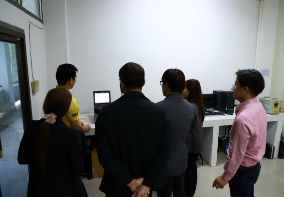 ภาพกิจกรรม  ศูนย์ส่งเสริมและตรวจสอบการผลิตตามมาตรฐานความปลอดภัยทางอาหาร คณะวิทยาศาสตร์และเทคโนโลยี  ต้อนรับการเข้าศึกษาดูงานจาก คณะทำงานของศูนย์วิทยาศาสตร์  มหาวิทยาลัยราชภัฏพิบูลสงคราม 