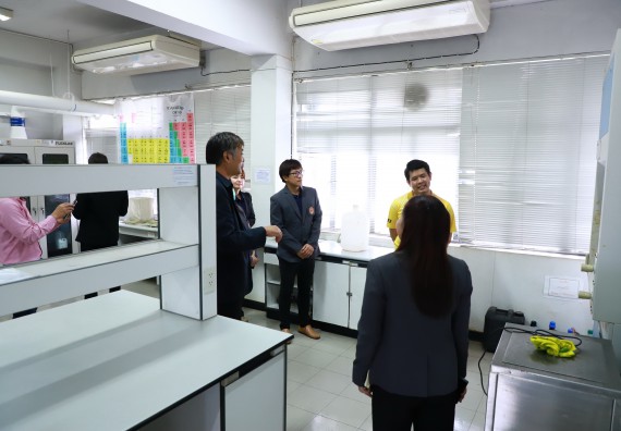 ภาพกิจกรรม  ศูนย์ส่งเสริมและตรวจสอบการผลิตตามมาตรฐานความปลอดภัยทางอาหาร คณะวิทยาศาสตร์และเทคโนโลยี  ต้อนรับการเข้าศึกษาดูงานจาก คณะทำงานของศูนย์วิทยาศาสตร์  มหาวิทยาลัยราชภัฏพิบูลสงคราม 