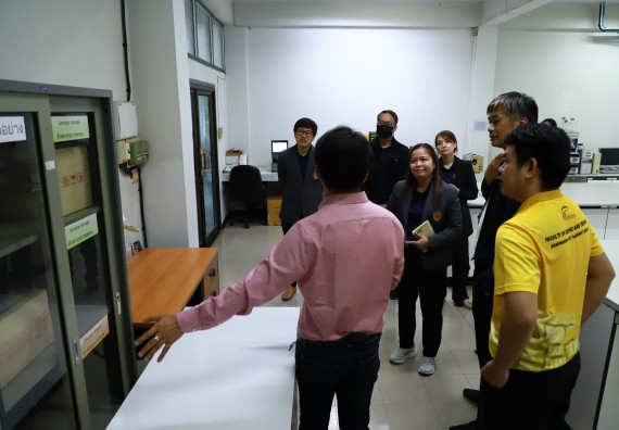 ภาพกิจกรรม  ศูนย์ส่งเสริมและตรวจสอบการผลิตตามมาตรฐานความปลอดภัยทางอาหาร คณะวิทยาศาสตร์และเทคโนโลยี  ต้อนรับการเข้าศึกษาดูงานจาก คณะทำงานของศูนย์วิทยาศาสตร์  มหาวิทยาลัยราชภัฏพิบูลสงคราม 