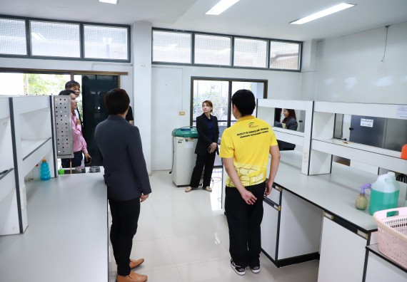 ภาพกิจกรรม  ศูนย์ส่งเสริมและตรวจสอบการผลิตตามมาตรฐานความปลอดภัยทางอาหาร คณะวิทยาศาสตร์และเทคโนโลยี  ต้อนรับการเข้าศึกษาดูงานจาก คณะทำงานของศูนย์วิทยาศาสตร์  มหาวิทยาลัยราชภัฏพิบูลสงคราม 