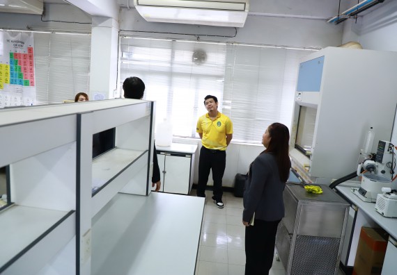 ภาพกิจกรรม  ศูนย์ส่งเสริมและตรวจสอบการผลิตตามมาตรฐานความปลอดภัยทางอาหาร คณะวิทยาศาสตร์และเทคโนโลยี  ต้อนรับการเข้าศึกษาดูงานจาก คณะทำงานของศูนย์วิทยาศาสตร์  มหาวิทยาลัยราชภัฏพิบูลสงคราม 