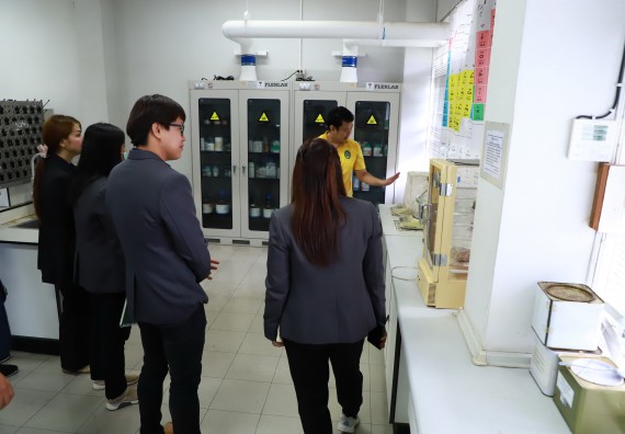 ภาพกิจกรรม  ศูนย์ส่งเสริมและตรวจสอบการผลิตตามมาตรฐานความปลอดภัยทางอาหาร คณะวิทยาศาสตร์และเทคโนโลยี  ต้อนรับการเข้าศึกษาดูงานจาก คณะทำงานของศูนย์วิทยาศาสตร์  มหาวิทยาลัยราชภัฏพิบูลสงคราม 