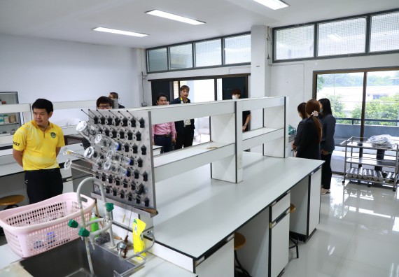 ภาพกิจกรรม  ศูนย์ส่งเสริมและตรวจสอบการผลิตตามมาตรฐานความปลอดภัยทางอาหาร คณะวิทยาศาสตร์และเทคโนโลยี  ต้อนรับการเข้าศึกษาดูงานจาก คณะทำงานของศูนย์วิทยาศาสตร์  มหาวิทยาลัยราชภัฏพิบูลสงคราม 