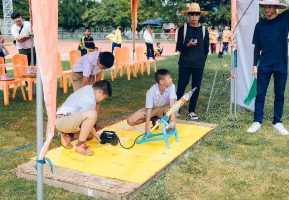 ภาพกิจกรรม  คณะวิทยาศาสตร์และเทคโนโลยี จัดการแข่งขันจรวดขวดน้ำ ระดับประถมศึกษา มัธยมศึกษาตอนต้น มัธยมศึกษาตอนปลาย งานสัปดาห์วิทยาศาสตร์แห่งชาติ ส่วนภูมิภาค ประจำปี 2566