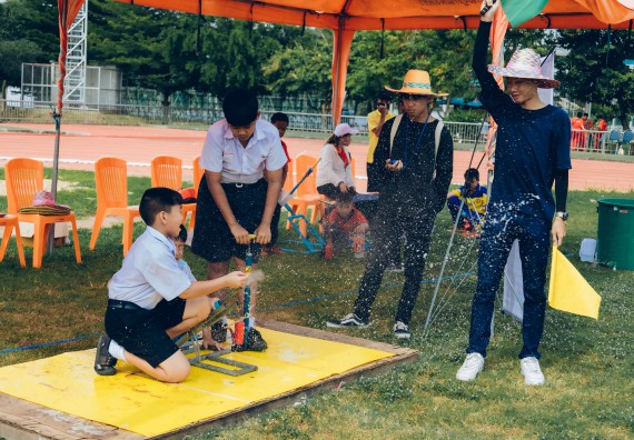 ภาพกิจกรรม  คณะวิทยาศาสตร์และเทคโนโลยี จัดการแข่งขันจรวดขวดน้ำ ระดับประถมศึกษา มัธยมศึกษาตอนต้น มัธยมศึกษาตอนปลาย งานสัปดาห์วิทยาศาสตร์แห่งชาติ ส่วนภูมิภาค ประจำปี 2566