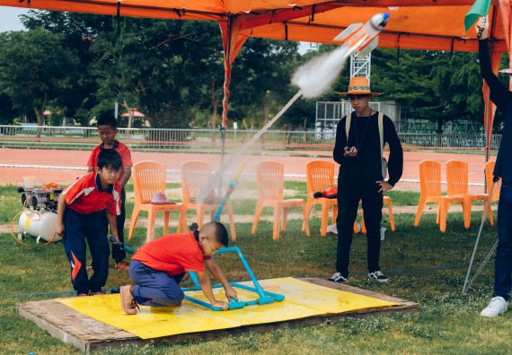 ภาพกิจกรรม  คณะวิทยาศาสตร์และเทคโนโลยี จัดการแข่งขันจรวดขวดน้ำ ระดับประถมศึกษา มัธยมศึกษาตอนต้น มัธยมศึกษาตอนปลาย งานสัปดาห์วิทยาศาสตร์แห่งชาติ ส่วนภูมิภาค ประจำปี 2566