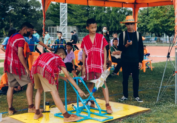 ภาพกิจกรรม  คณะวิทยาศาสตร์และเทคโนโลยี จัดการแข่งขันจรวดขวดน้ำ ระดับประถมศึกษา มัธยมศึกษาตอนต้น มัธยมศึกษาตอนปลาย งานสัปดาห์วิทยาศาสตร์แห่งชาติ ส่วนภูมิภาค ประจำปี 2566