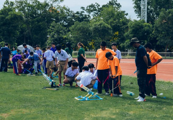 ภาพกิจกรรม  คณะวิทยาศาสตร์และเทคโนโลยี จัดการแข่งขันจรวดขวดน้ำ ระดับประถมศึกษา มัธยมศึกษาตอนต้น มัธยมศึกษาตอนปลาย งานสัปดาห์วิทยาศาสตร์แห่งชาติ ส่วนภูมิภาค ประจำปี 2566