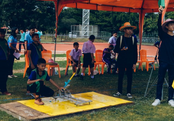 ภาพกิจกรรม  คณะวิทยาศาสตร์และเทคโนโลยี จัดการแข่งขันจรวดขวดน้ำ ระดับประถมศึกษา มัธยมศึกษาตอนต้น มัธยมศึกษาตอนปลาย งานสัปดาห์วิทยาศาสตร์แห่งชาติ ส่วนภูมิภาค ประจำปี 2566