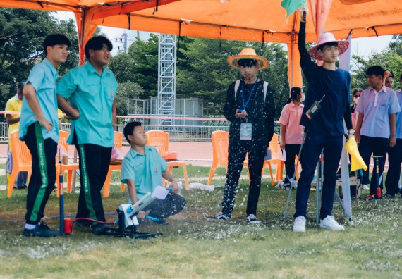 ภาพกิจกรรม  คณะวิทยาศาสตร์และเทคโนโลยี จัดการแข่งขันจรวดขวดน้ำ ระดับประถมศึกษา มัธยมศึกษาตอนต้น มัธยมศึกษาตอนปลาย งานสัปดาห์วิทยาศาสตร์แห่งชาติ ส่วนภูมิภาค ประจำปี 2566