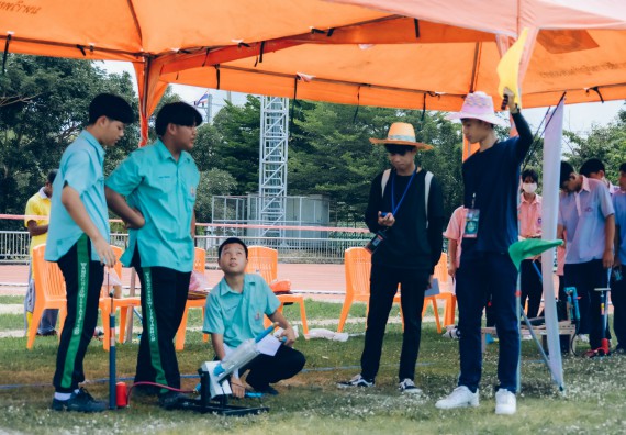 ภาพกิจกรรม  คณะวิทยาศาสตร์และเทคโนโลยี จัดการแข่งขันจรวดขวดน้ำ ระดับประถมศึกษา มัธยมศึกษาตอนต้น มัธยมศึกษาตอนปลาย งานสัปดาห์วิทยาศาสตร์แห่งชาติ ส่วนภูมิภาค ประจำปี 2566