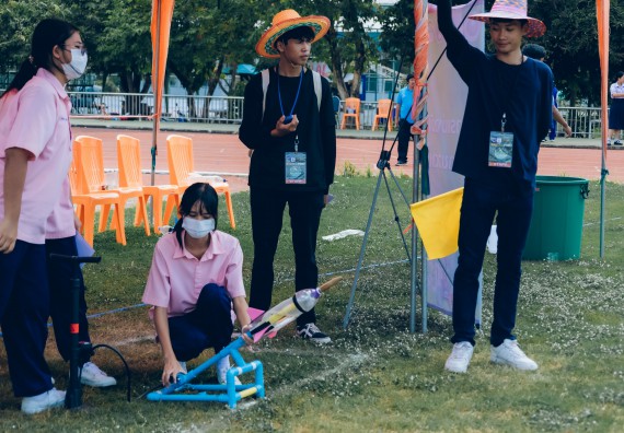 ภาพกิจกรรม  คณะวิทยาศาสตร์และเทคโนโลยี จัดการแข่งขันจรวดขวดน้ำ ระดับประถมศึกษา มัธยมศึกษาตอนต้น มัธยมศึกษาตอนปลาย งานสัปดาห์วิทยาศาสตร์แห่งชาติ ส่วนภูมิภาค ประจำปี 2566