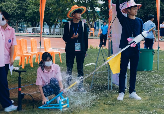 ภาพกิจกรรม  คณะวิทยาศาสตร์และเทคโนโลยี จัดการแข่งขันจรวดขวดน้ำ ระดับประถมศึกษา มัธยมศึกษาตอนต้น มัธยมศึกษาตอนปลาย งานสัปดาห์วิทยาศาสตร์แห่งชาติ ส่วนภูมิภาค ประจำปี 2566