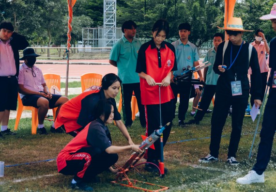 ภาพกิจกรรม  คณะวิทยาศาสตร์และเทคโนโลยี จัดการแข่งขันจรวดขวดน้ำ ระดับประถมศึกษา มัธยมศึกษาตอนต้น มัธยมศึกษาตอนปลาย งานสัปดาห์วิทยาศาสตร์แห่งชาติ ส่วนภูมิภาค ประจำปี 2566