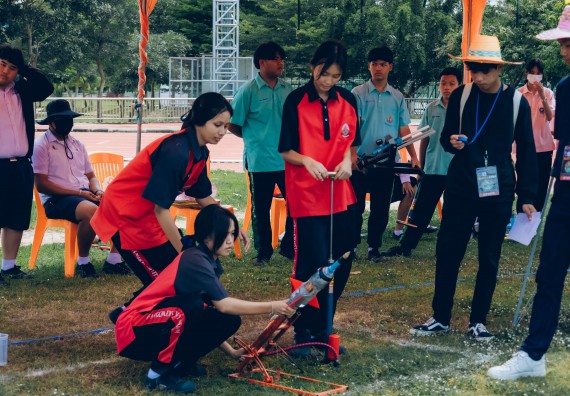 ภาพกิจกรรม  คณะวิทยาศาสตร์และเทคโนโลยี จัดการแข่งขันจรวดขวดน้ำ ระดับประถมศึกษา มัธยมศึกษาตอนต้น มัธยมศึกษาตอนปลาย งานสัปดาห์วิทยาศาสตร์แห่งชาติ ส่วนภูมิภาค ประจำปี 2566