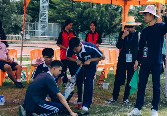 ภาพกิจกรรม  คณะวิทยาศาสตร์และเทคโนโลยี จัดการแข่งขันจรวดขวดน้ำ ระดับประถมศึกษา มัธยมศึกษาตอนต้น มัธยมศึกษาตอนปลาย งานสัปดาห์วิทยาศาสตร์แห่งชาติ ส่วนภูมิภาค ประจำปี 2566