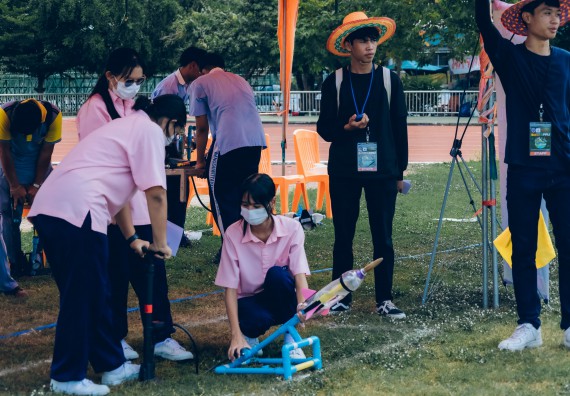 ภาพกิจกรรม  คณะวิทยาศาสตร์และเทคโนโลยี จัดการแข่งขันจรวดขวดน้ำ ระดับประถมศึกษา มัธยมศึกษาตอนต้น มัธยมศึกษาตอนปลาย งานสัปดาห์วิทยาศาสตร์แห่งชาติ ส่วนภูมิภาค ประจำปี 2566