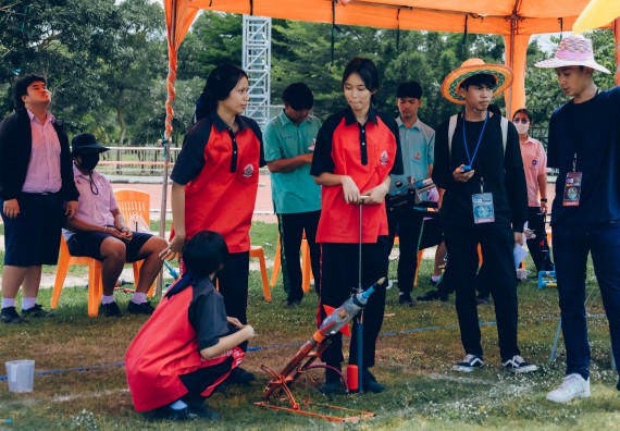 ภาพกิจกรรม  คณะวิทยาศาสตร์และเทคโนโลยี จัดการแข่งขันจรวดขวดน้ำ ระดับประถมศึกษา มัธยมศึกษาตอนต้น มัธยมศึกษาตอนปลาย งานสัปดาห์วิทยาศาสตร์แห่งชาติ ส่วนภูมิภาค ประจำปี 2566