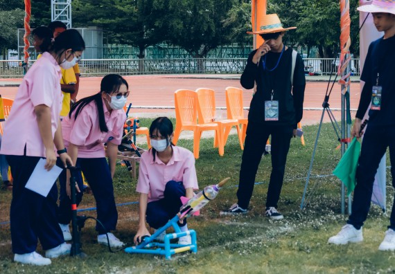 ภาพกิจกรรม  คณะวิทยาศาสตร์และเทคโนโลยี จัดการแข่งขันจรวดขวดน้ำ ระดับประถมศึกษา มัธยมศึกษาตอนต้น มัธยมศึกษาตอนปลาย งานสัปดาห์วิทยาศาสตร์แห่งชาติ ส่วนภูมิภาค ประจำปี 2566
