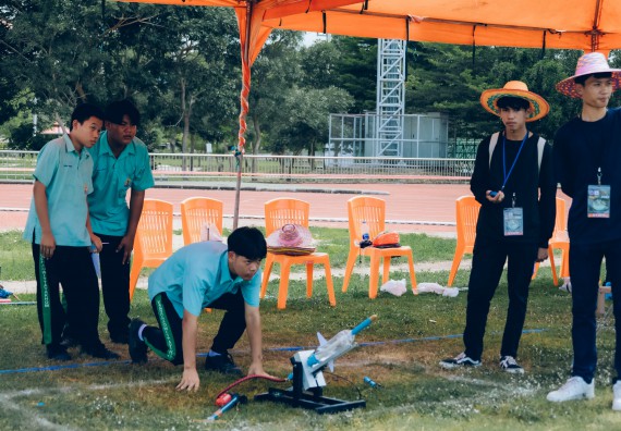 ภาพกิจกรรม  คณะวิทยาศาสตร์และเทคโนโลยี จัดการแข่งขันจรวดขวดน้ำ ระดับประถมศึกษา มัธยมศึกษาตอนต้น มัธยมศึกษาตอนปลาย งานสัปดาห์วิทยาศาสตร์แห่งชาติ ส่วนภูมิภาค ประจำปี 2566