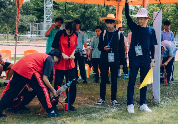 ภาพกิจกรรม  คณะวิทยาศาสตร์และเทคโนโลยี จัดการแข่งขันจรวดขวดน้ำ ระดับประถมศึกษา มัธยมศึกษาตอนต้น มัธยมศึกษาตอนปลาย งานสัปดาห์วิทยาศาสตร์แห่งชาติ ส่วนภูมิภาค ประจำปี 2566