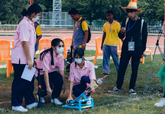 ภาพกิจกรรม  คณะวิทยาศาสตร์และเทคโนโลยี จัดการแข่งขันจรวดขวดน้ำ ระดับประถมศึกษา มัธยมศึกษาตอนต้น มัธยมศึกษาตอนปลาย งานสัปดาห์วิทยาศาสตร์แห่งชาติ ส่วนภูมิภาค ประจำปี 2566