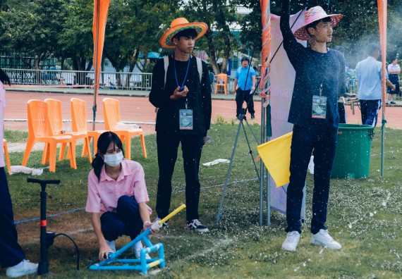 ภาพกิจกรรม  คณะวิทยาศาสตร์และเทคโนโลยี จัดการแข่งขันจรวดขวดน้ำ ระดับประถมศึกษา มัธยมศึกษาตอนต้น มัธยมศึกษาตอนปลาย งานสัปดาห์วิทยาศาสตร์แห่งชาติ ส่วนภูมิภาค ประจำปี 2566