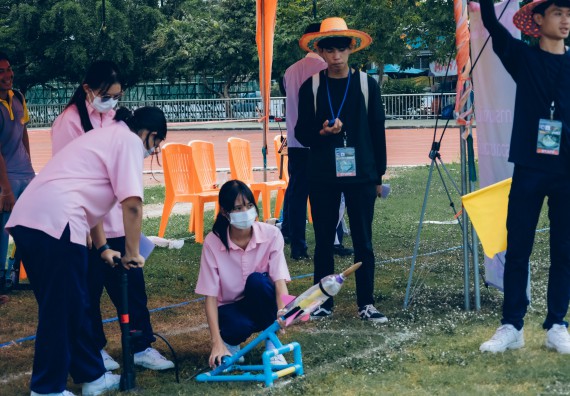 ภาพกิจกรรม  คณะวิทยาศาสตร์และเทคโนโลยี จัดการแข่งขันจรวดขวดน้ำ ระดับประถมศึกษา มัธยมศึกษาตอนต้น มัธยมศึกษาตอนปลาย งานสัปดาห์วิทยาศาสตร์แห่งชาติ ส่วนภูมิภาค ประจำปี 2566