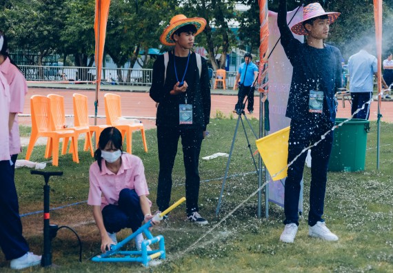 ภาพกิจกรรม  คณะวิทยาศาสตร์และเทคโนโลยี จัดการแข่งขันจรวดขวดน้ำ ระดับประถมศึกษา มัธยมศึกษาตอนต้น มัธยมศึกษาตอนปลาย งานสัปดาห์วิทยาศาสตร์แห่งชาติ ส่วนภูมิภาค ประจำปี 2566