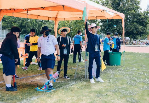 ภาพกิจกรรม  คณะวิทยาศาสตร์และเทคโนโลยี จัดการแข่งขันจรวดขวดน้ำ ระดับประถมศึกษา มัธยมศึกษาตอนต้น มัธยมศึกษาตอนปลาย งานสัปดาห์วิทยาศาสตร์แห่งชาติ ส่วนภูมิภาค ประจำปี 2566