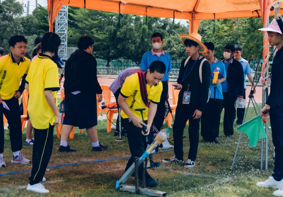 ภาพกิจกรรม  คณะวิทยาศาสตร์และเทคโนโลยี จัดการแข่งขันจรวดขวดน้ำ ระดับประถมศึกษา มัธยมศึกษาตอนต้น มัธยมศึกษาตอนปลาย งานสัปดาห์วิทยาศาสตร์แห่งชาติ ส่วนภูมิภาค ประจำปี 2566