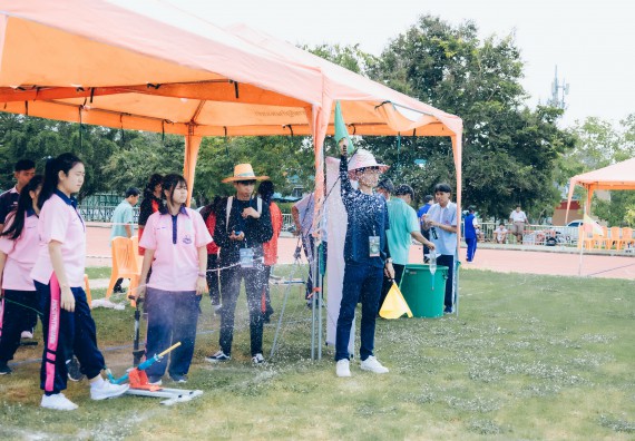 ภาพกิจกรรม  คณะวิทยาศาสตร์และเทคโนโลยี จัดการแข่งขันจรวดขวดน้ำ ระดับประถมศึกษา มัธยมศึกษาตอนต้น มัธยมศึกษาตอนปลาย งานสัปดาห์วิทยาศาสตร์แห่งชาติ ส่วนภูมิภาค ประจำปี 2566