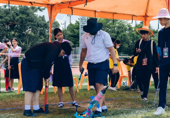 ภาพกิจกรรม  คณะวิทยาศาสตร์และเทคโนโลยี จัดการแข่งขันจรวดขวดน้ำ ระดับประถมศึกษา มัธยมศึกษาตอนต้น มัธยมศึกษาตอนปลาย งานสัปดาห์วิทยาศาสตร์แห่งชาติ ส่วนภูมิภาค ประจำปี 2566